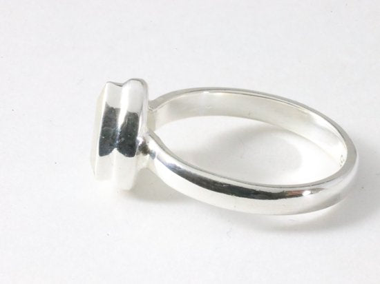Hoogglans zilveren ring met regenboog maansteen afbeelding 2