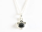 Fijne bewerkte zilveren hanger met onyx aan ketting afbeelding 4