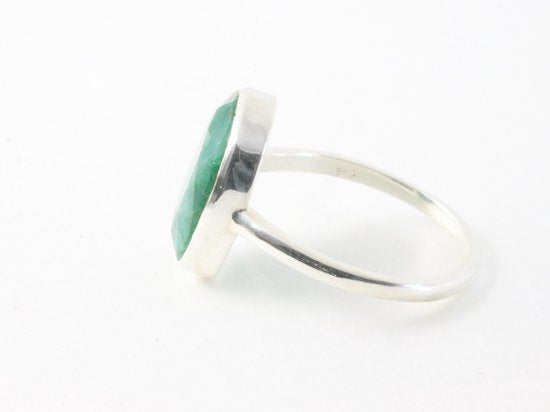 Ovale hoogglans zilveren ring met smaragd afbeelding 2