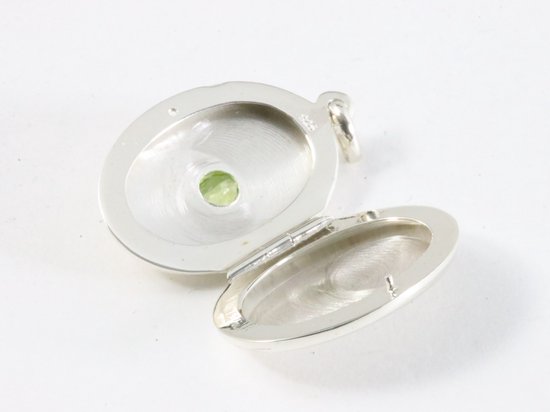 Ovaal hoogglans zilveren medaillon met peridoot afbeelding 5