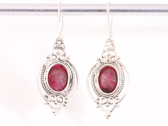 Opengewerkte zilveren oorbellen met robijn afbeelding 3