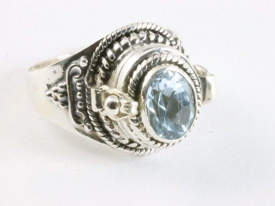 Traditionele bewerkte zilveren gifring met blauwe topaas afbeelding 1
