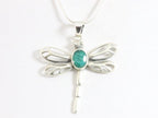 Opengewerkte zilveren libelle hanger met smaragd aan ketting afbeelding 4