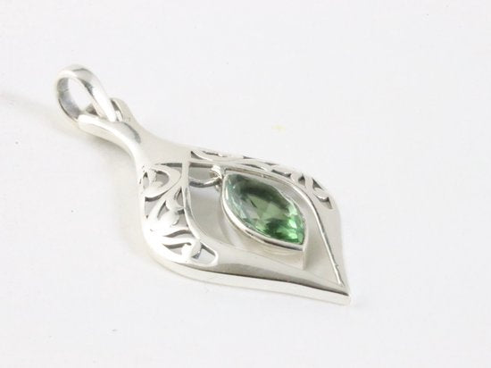 Opengewerkte zilveren hanger met groene amethist aan ketting afbeelding 2