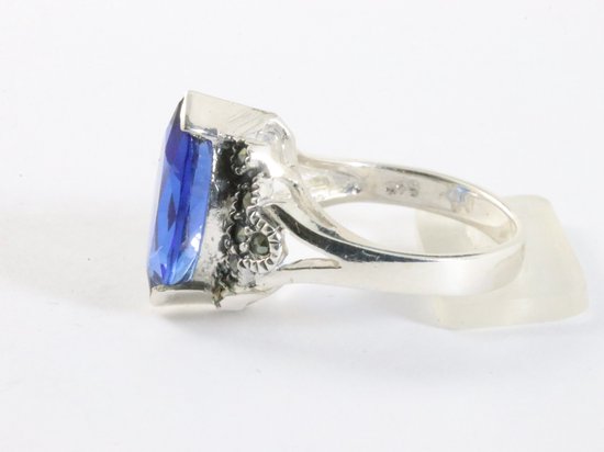 Zware zilveren ring met blauwe saffier en marcasiet afbeelding 2