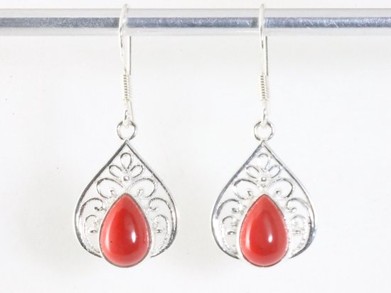 Opengewerkte zilveren oorbellen met rode koraal steen afbeelding 4