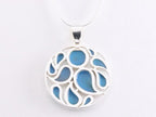 Ronde opengewerkte zilveren hanger met blauwe turkoois aan ketting afbeelding 2