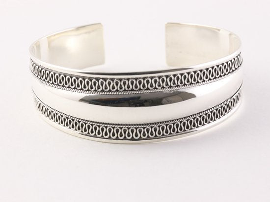 Brede hoogglans zilveren klemarmband met meandergravering afbeelding 3