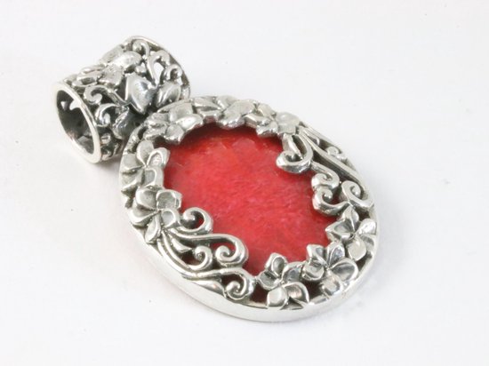 Traditionele bewerkte zilveren hanger met rode koraal steen aan ketting afbeelding 2