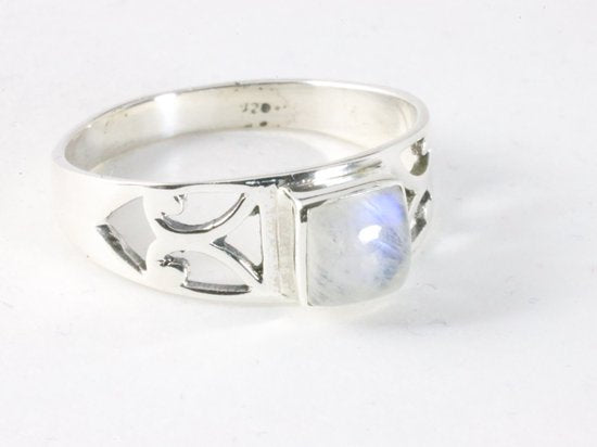 Opengewerkte zilveren ring met regenboog maansteen afbeelding 1