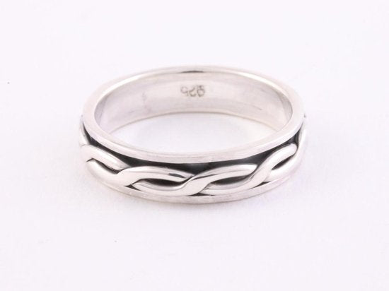 Fijne zilveren geluksring met kruiskabelpatroon afbeelding 1
