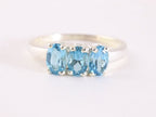 Fijn hoogglans zilveren ring met blauwe topaas afbeelding 4