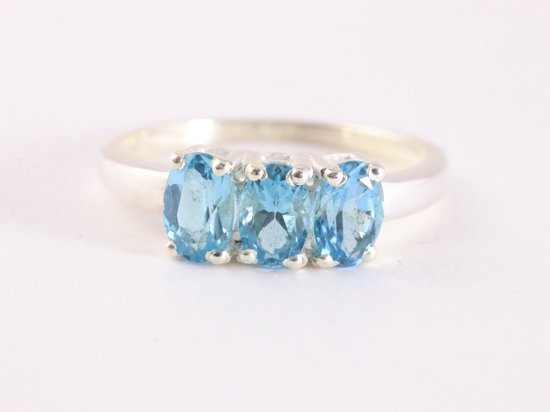 Fijn hoogglans zilveren ring met blauwe topaas afbeelding 4