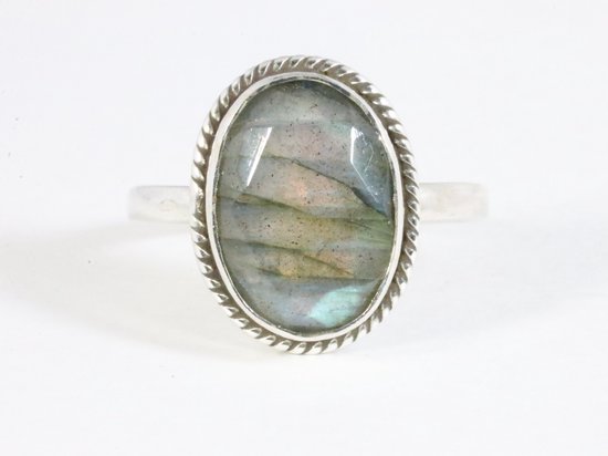 Bewerkte zilveren ring met labradoriet afbeelding 4