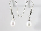 Traditionele fijn bewerkte zilveren oorbellen met witte zoetwater parel afbeelding 2