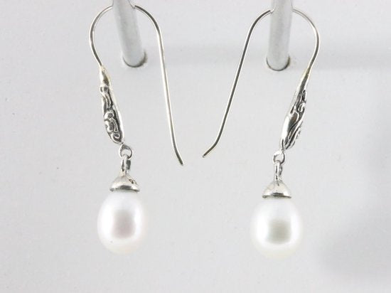 Traditionele fijn bewerkte zilveren oorbellen met witte zoetwater parel afbeelding 2