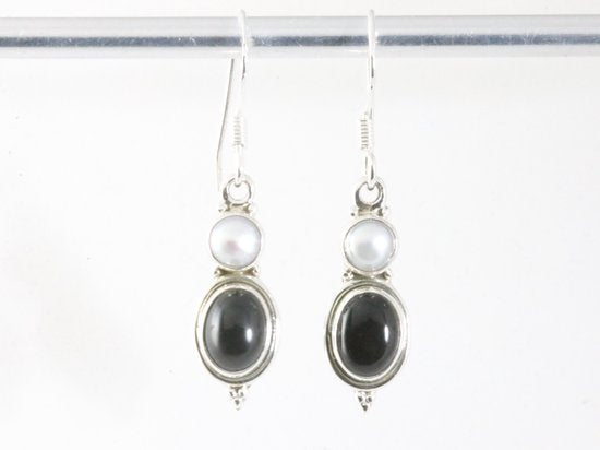 Fijne bewerkte zilveren oorbellen met onyx en parel afbeelding 4