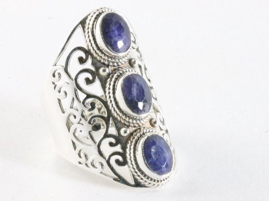 Langwerpige opengewerkte zilveren ring met blauwe saffier afbeelding 1