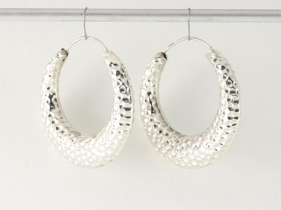 Gehamerde zilveren oorringen afbeelding 2