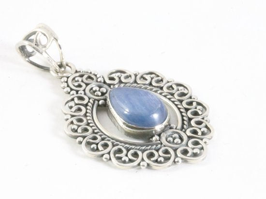 Opengewerkte zilveren hanger met kyaniet afbeelding 2