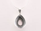 Bewerkte druppelvormige zilveren hanger met rozenkwarts aan ketting afbeelding 3