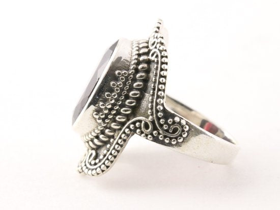 Bewerkte zilveren ring met granaat afbeelding 2