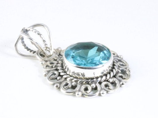 Ronde opengewerkte zilveren hanger met blauwe topaas afbeelding 2