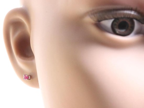 Fijne zilveren oorstekers met robijn afbeelding 3