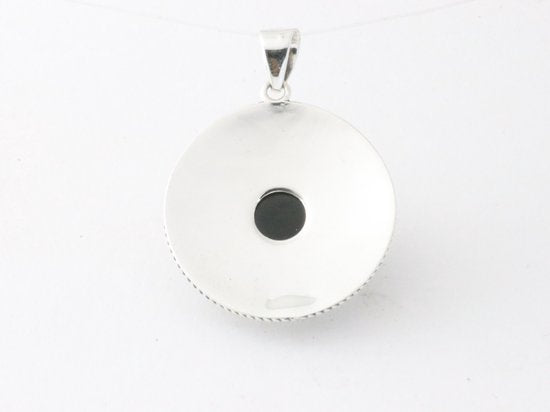 Ronde bewerkte zilveren hanger met onyx afbeelding 3