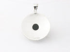 Ronde bewerkte zilveren hanger met onyx afbeelding 3