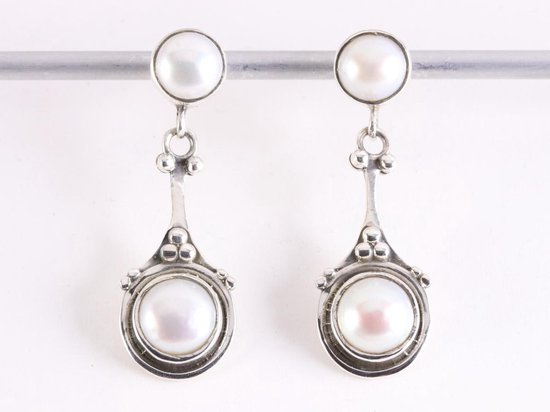 Lange bewerkte zilveren oorstekers met zoetwater parel afbeelding 4