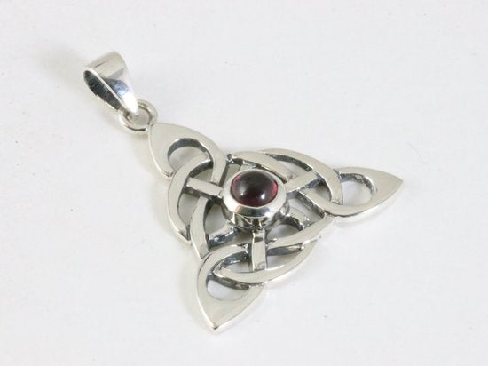 Zilveren triquetra hanger met granaat aan ketting afbeelding 2