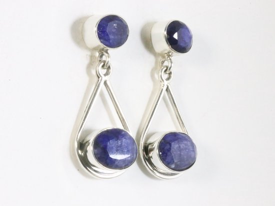 Opengewerkte zilveren oorstekers met blauwe saffier afbeelding 2