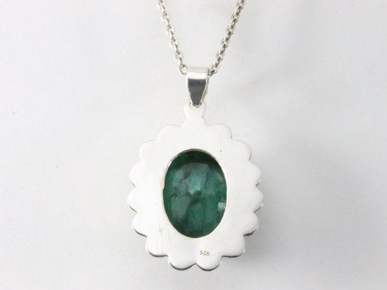 Grote bewerkte zilveren hanger met smaragd aan ketting afbeelding 3