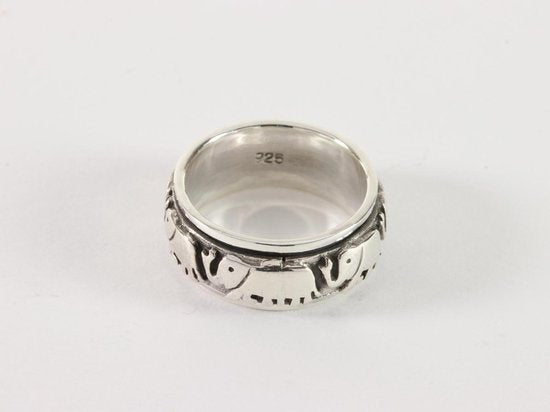 Zilveren geluksring met olifantmotief afbeelding 2