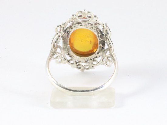 Opengewerkte zilveren ring met amber afbeelding 3