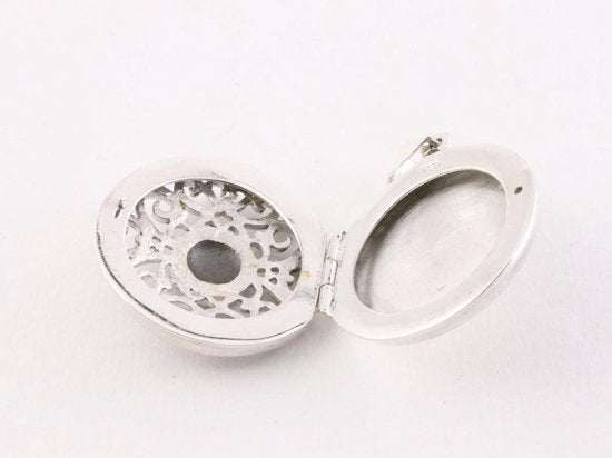 Rond opengewerkt zilveren medaillon met onyx afbeelding 5