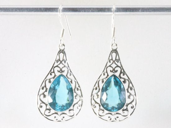 Opengewerkte zilveren oorbellen met blauwe topaas afbeelding 3