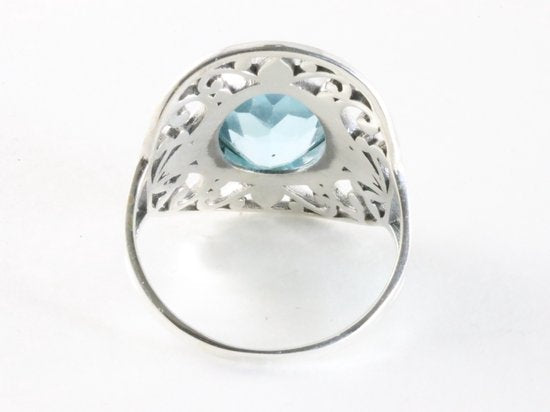 Opengewerkte zilveren ring met blauwe topaas afbeelding 3