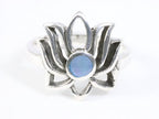 Opengewerkte zilveren lotus bloem ring met blauwe schelp afbeelding 2