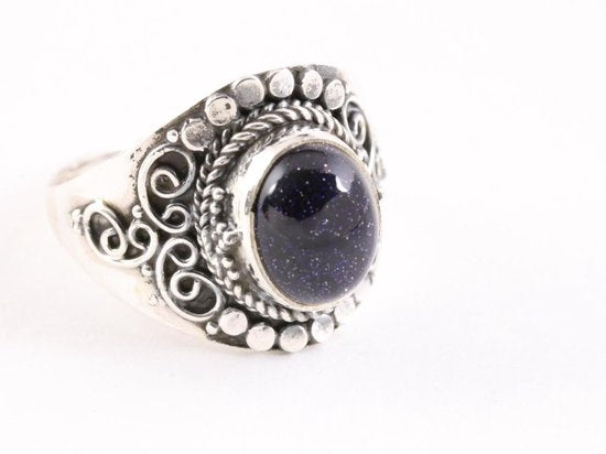 Bewerkte zilveren ring met blauwe zonnesteen afbeelding 1