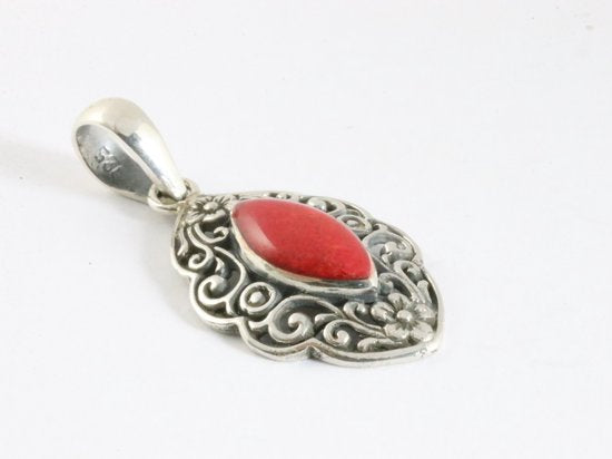 Traditionele bewerkte zilveren hanger met rode koraal steen aan ketting afbeelding 2