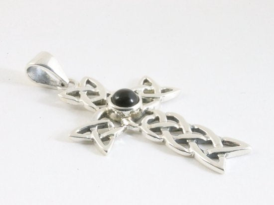 Opengewerkte zilveren kruishanger met onyx aan ketting afbeelding 2