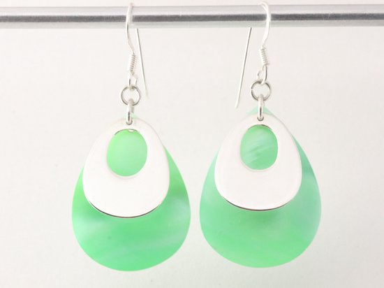 Grote druppelvormige zilveren oorbellen met groene parelmoer afbeelding 4