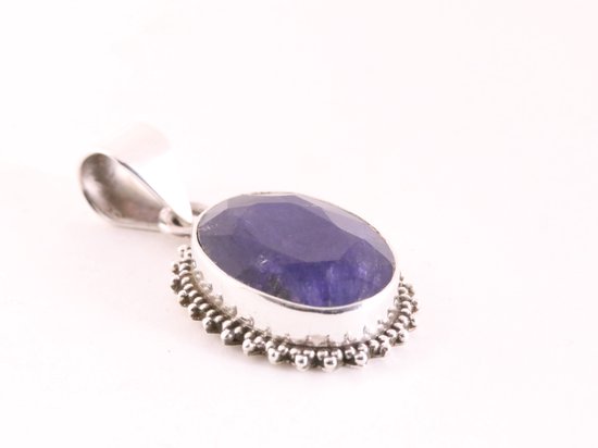 Bewerkte zilveren hanger met blauwe saffier aan ketting afbeelding 2