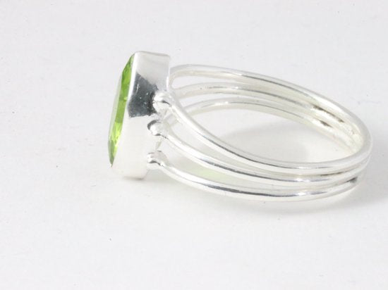 Opengewerkte zilveren ring met peridoot afbeelding 2