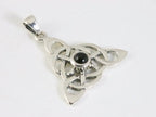 Zilveren triquetra hanger met onyx aan ketting afbeelding 2