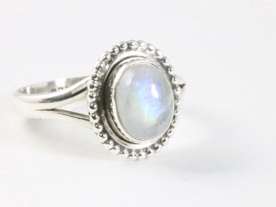 Bewerkte zilveren ring met regenboog maansteen afbeelding 1