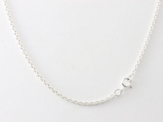 Bewerkte ovale zilveren hanger met smaragd aan ketting afbeelding 4