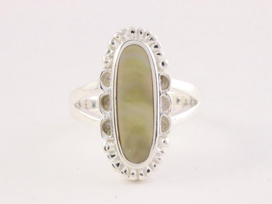 Langwerpige bewerkte zilveren ring met goudkleurige schelp afbeelding 3